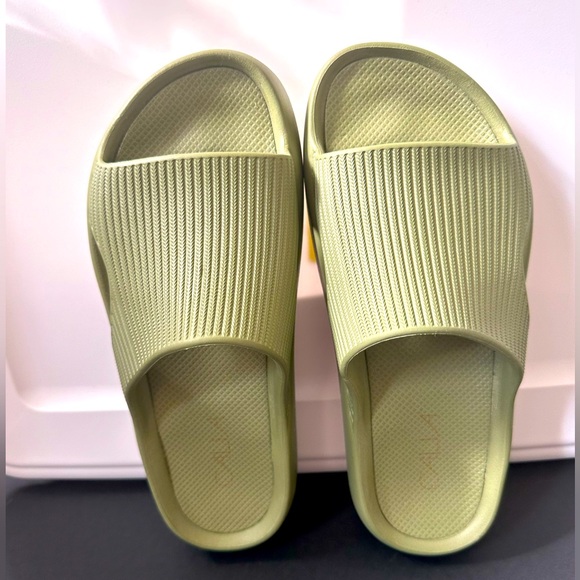 CALIA(CarrieUndrwd) Ladie’s slides size 7 Sage Green $18 Excellent Condition!! - Picture 1 of 9